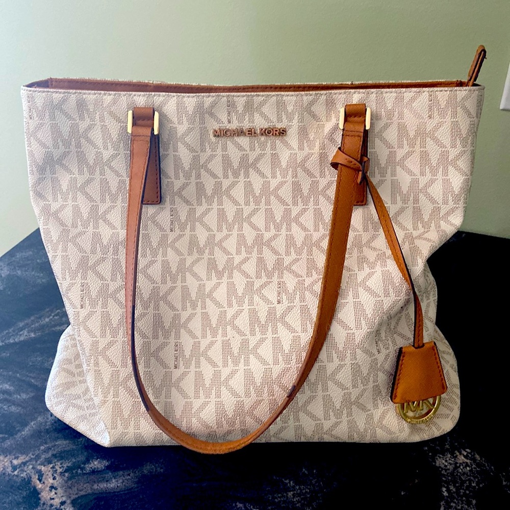 Beautiful, spacious, Michael Kors Bag! Perfect to pair with your summer outfit!!